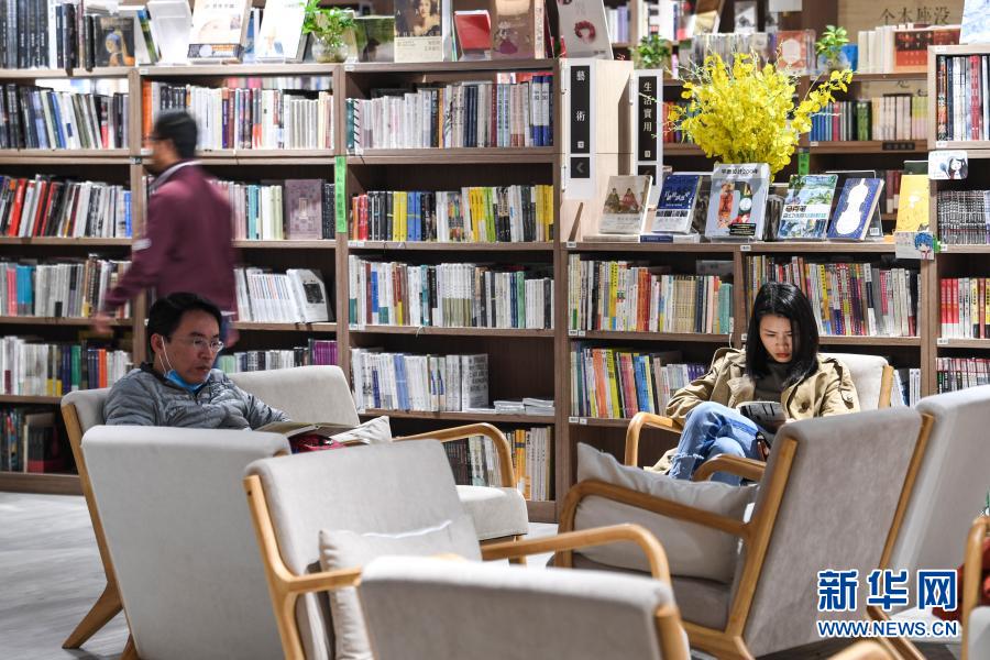 12月27日，市民在南寧市一家書店閱讀。近年來，廣西南寧市將公共圖書館、圖書流通點、商業(yè)書店等資源充分整合，不斷增強(qiáng)公共文化服務(wù)能力，為讀者提供優(yōu)質(zhì)的公共閱讀空間。新華社記者 曹祎銘 攝