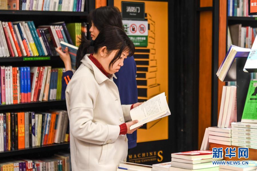12月27日，市民在南寧市一家書店閱讀。近年來，廣西南寧市將公共圖書館、圖書流通點、商業(yè)書店等資源充分整合，不斷增強(qiáng)公共文化服務(wù)能力，為讀者提供優(yōu)質(zhì)的公共閱讀空間。新華社記者 曹祎銘 攝