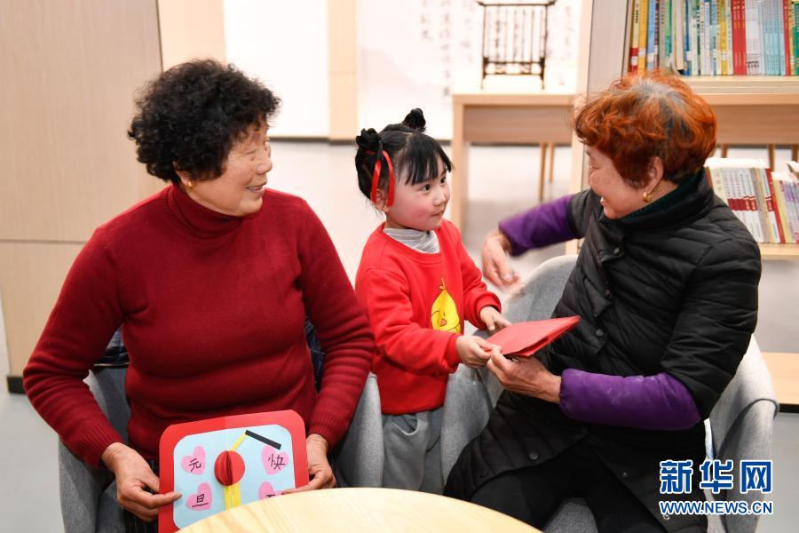 12月29日，湖州南潯區(qū)南潯鎮(zhèn)橫街幼兒園的小朋友向橫街村老人贈(zèng)送自制的新年賀卡。當(dāng)日，浙江湖州南潯區(qū)南潯鎮(zhèn)橫街村在幸福鄰里中心舉辦“老少同樂 喜迎元旦”主題活動(dòng)，橫街幼兒園小朋友以班級(jí)為單位進(jìn)行了文藝表演，并向老人們贈(zèng)送賀卡，致以新年祝福。新華社記者 黃宗治 攝