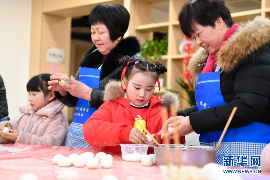12月29日，湖州南潯區(qū)南潯鎮(zhèn)橫街村老人與幼兒園小朋友一起制作湯圓。新華社記者 黃宗治 攝
