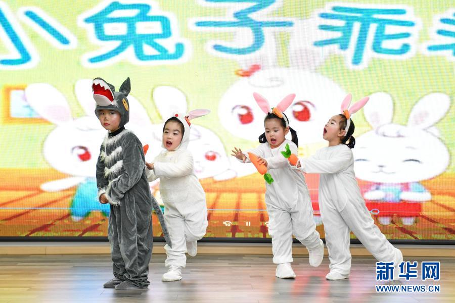 12月29日，湖州南潯區(qū)南潯鎮(zhèn)橫街幼兒園小朋友在進(jìn)行迎新年文藝表演。新華社記者 黃宗治 攝