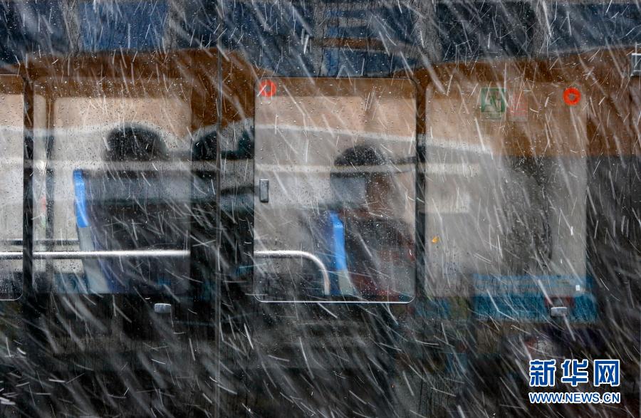 12月29日在江蘇省鎮(zhèn)江市拍攝的降雪。當(dāng)日，入冬最強(qiáng)寒潮來襲，多地迎來降雪天氣。新華社發(fā)（王彥冰 攝）