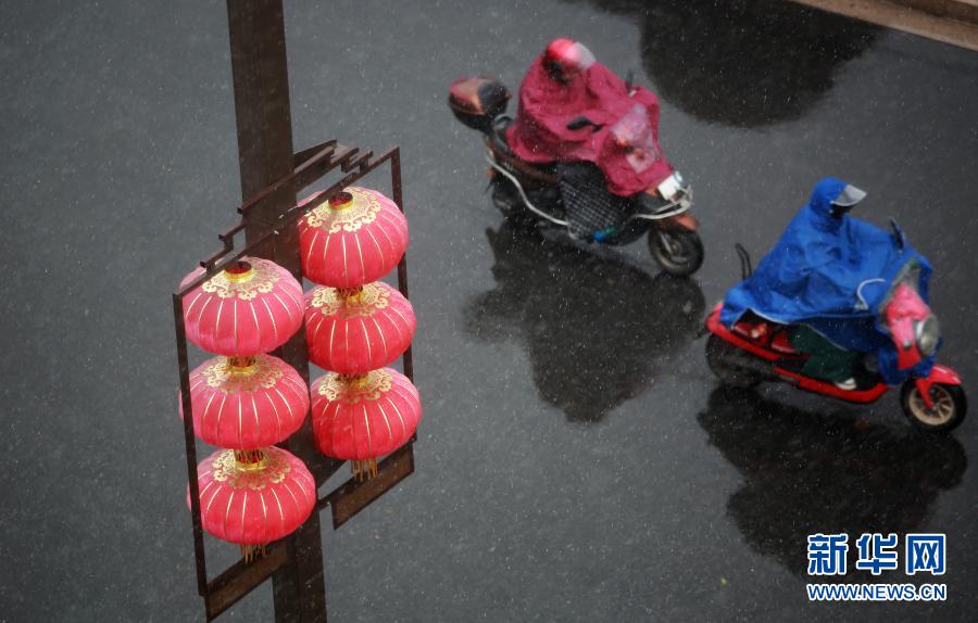 12月29日，在江蘇省揚(yáng)州市街頭，市民冒雪騎車出行。當(dāng)日，入冬最強(qiáng)寒潮來襲，多地迎來降雪天氣。新華社發(fā)（王彥冰 攝）