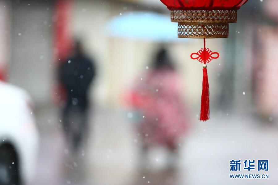12月29日，市民冒雪行走在山東省滕州市街頭。當(dāng)日，入冬最強(qiáng)寒潮來襲，多地迎來降雪天氣。新華社發(fā)（王彥冰 攝）