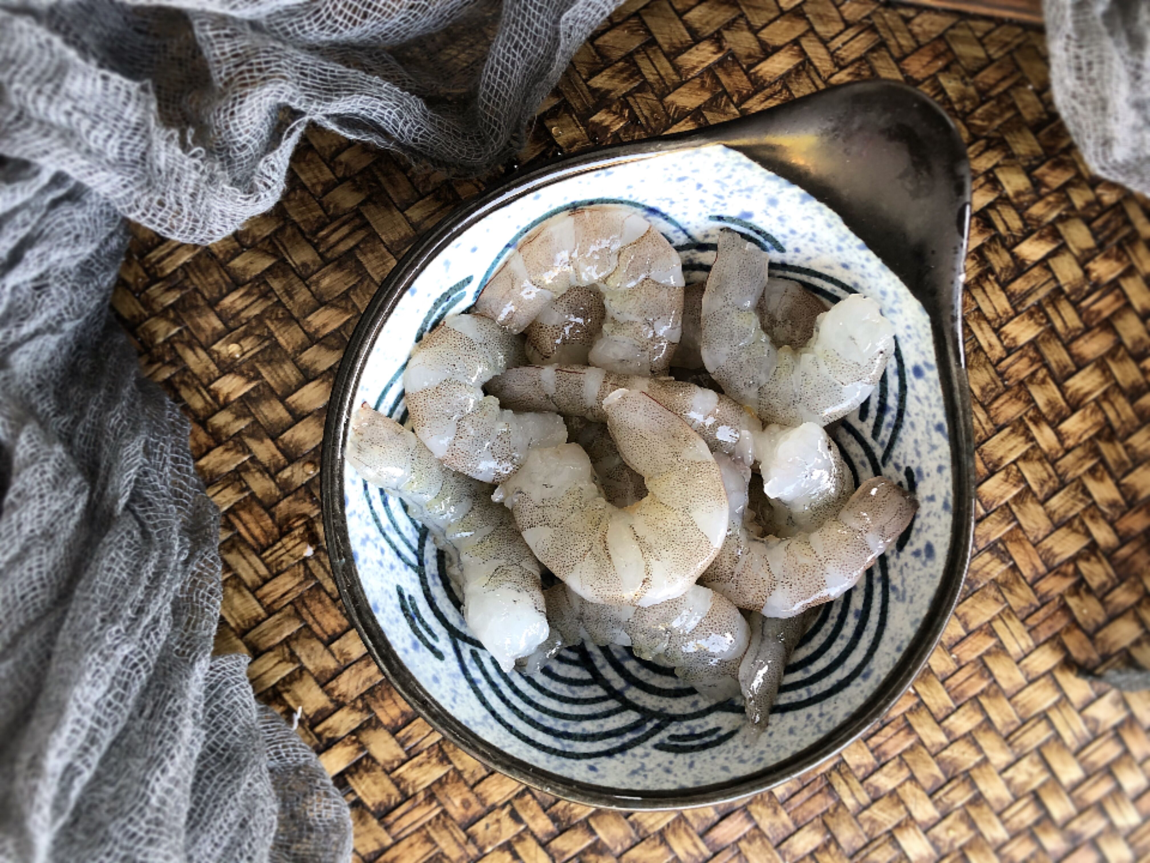 剝蝦仁很簡單，教你小技巧，蝦殼輕松完整脫落，3秒剝1個，實用