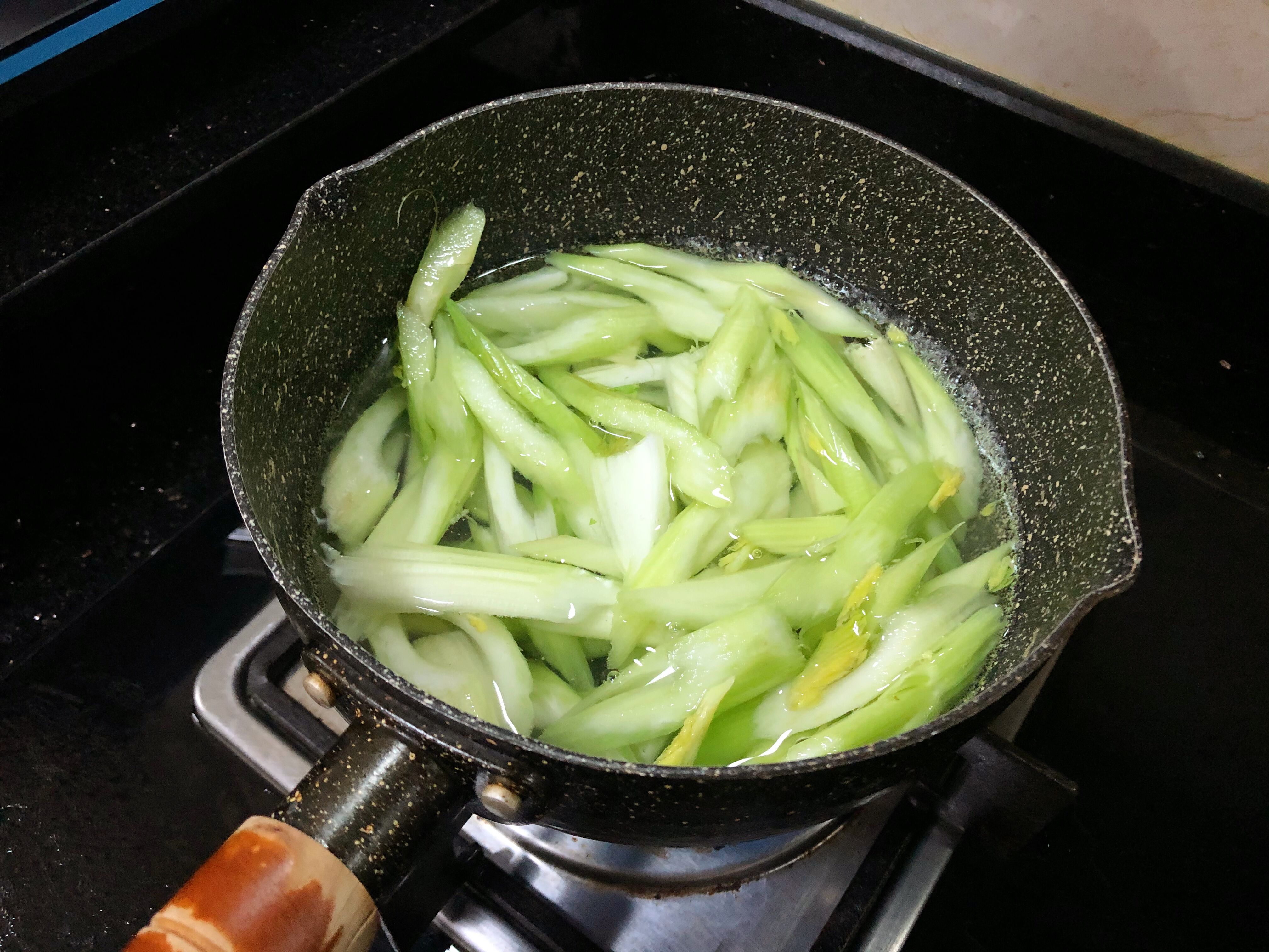 剝蝦仁很簡單，教你小技巧，蝦殼輕松完整脫落，3秒剝1個，實用