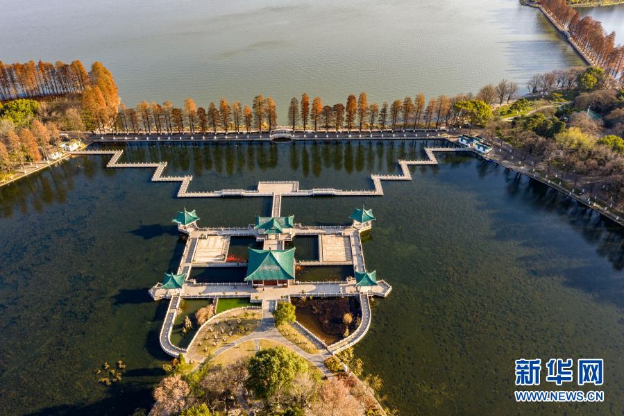 12月30日拍攝的武漢東湖聽濤景區(qū)風(fēng)光（無人機(jī)照片）。當(dāng)日，武漢市雪后放晴，東湖景色美麗如畫。新華社記者 杜華舉 攝