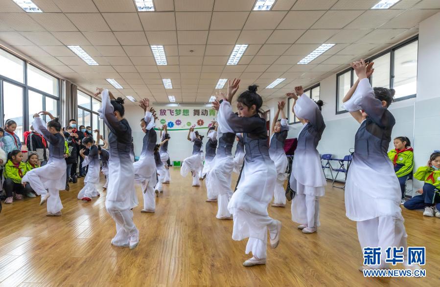 12月29日，貴州省畢節(jié)市黔西縣錦繡學校的學生在進行舞蹈表演。錦繡學校是貴州省畢節(jié)市黔西縣今年為易地扶貧搬遷新建的學校，該校學生全部來自錦繡花都易地扶貧搬遷戶。在建校后的首個元旦前夕，該校組織新年聯(lián)歡會、剪紙、歌舞表演、運動游戲等活動，讓搬出大山的孩子在歡樂祥和的氣氛中迎接新年。新華社發(fā)（范暉 攝）