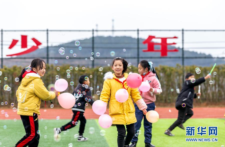 12月30日，貴州省畢節(jié)市黔西縣錦繡學校的學生在參加運動游戲。錦繡學校是貴州省畢節(jié)市黔西縣今年為易地扶貧搬遷新建的學校，該校學生全部來自錦繡花都易地扶貧搬遷戶。在建校后的首個元旦前夕，該校組織新年聯(lián)歡會、剪紙、歌舞表演、運動游戲等活動，讓搬出大山的孩子在歡樂祥和的氣氛中迎接新年。新華社發(fā)（范暉 攝）
