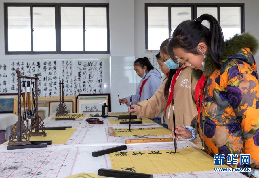 12月30日，貴州省畢節(jié)市黔西縣錦繡學校的學生在參加書法活動。錦繡學校是貴州省畢節(jié)市黔西縣今年為易地扶貧搬遷新建的學校，該校學生全部來自錦繡花都易地扶貧搬遷戶。在建校后的首個元旦前夕，該校組織新年聯(lián)歡會、剪紙、歌舞表演、運動游戲等活動，讓搬出大山的孩子在歡樂祥和的氣氛中迎接新年。新華社發(fā)（范暉 攝）