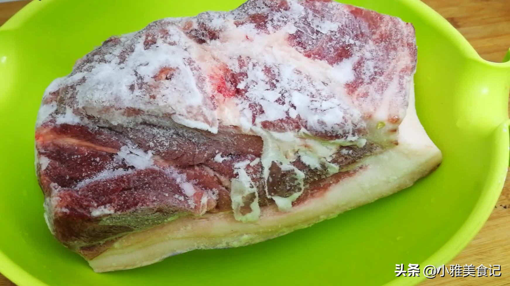 凍肉解凍不要用熱水，教你簡(jiǎn)單解凍方法，快速把肉上冰霜都融化
