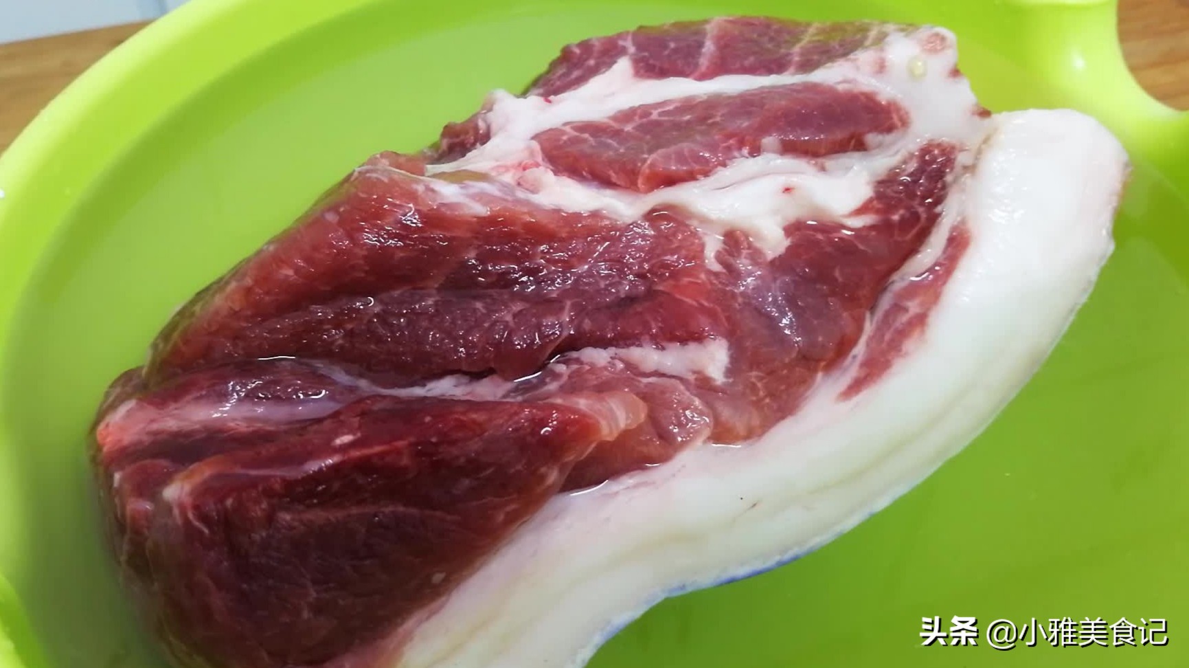 凍肉解凍不要用熱水，教你簡(jiǎn)單解凍方法，快速把肉上冰霜都融化