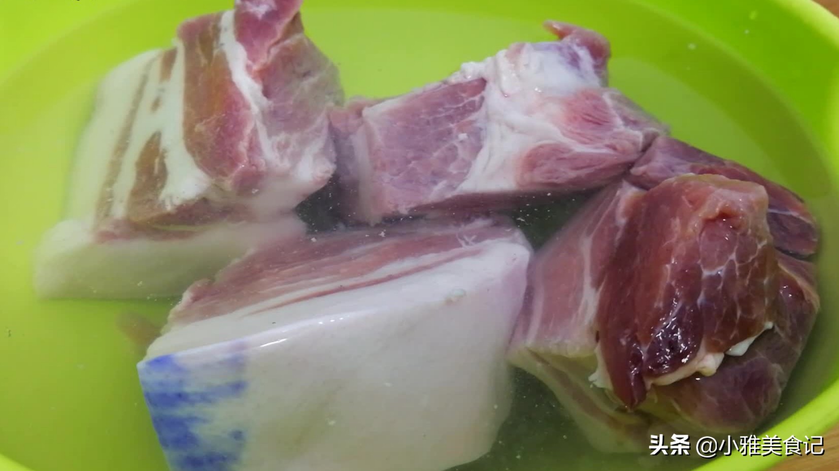 凍肉解凍不要用熱水，教你簡(jiǎn)單解凍方法，快速把肉上冰霜都融化