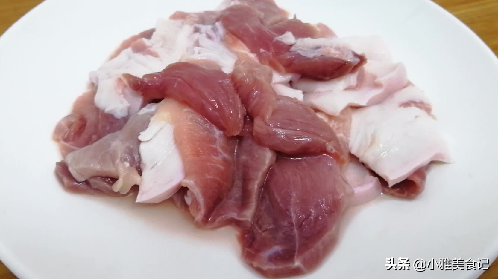 凍肉解凍不要用熱水，教你簡(jiǎn)單解凍方法，快速把肉上冰霜都融化