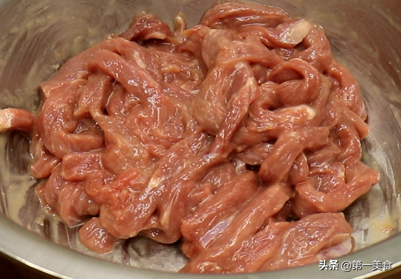 炒牛肉想嫩有竅門，腌肉時牢記這5放3攪，牛肉出鍋滑嫩似豆腐