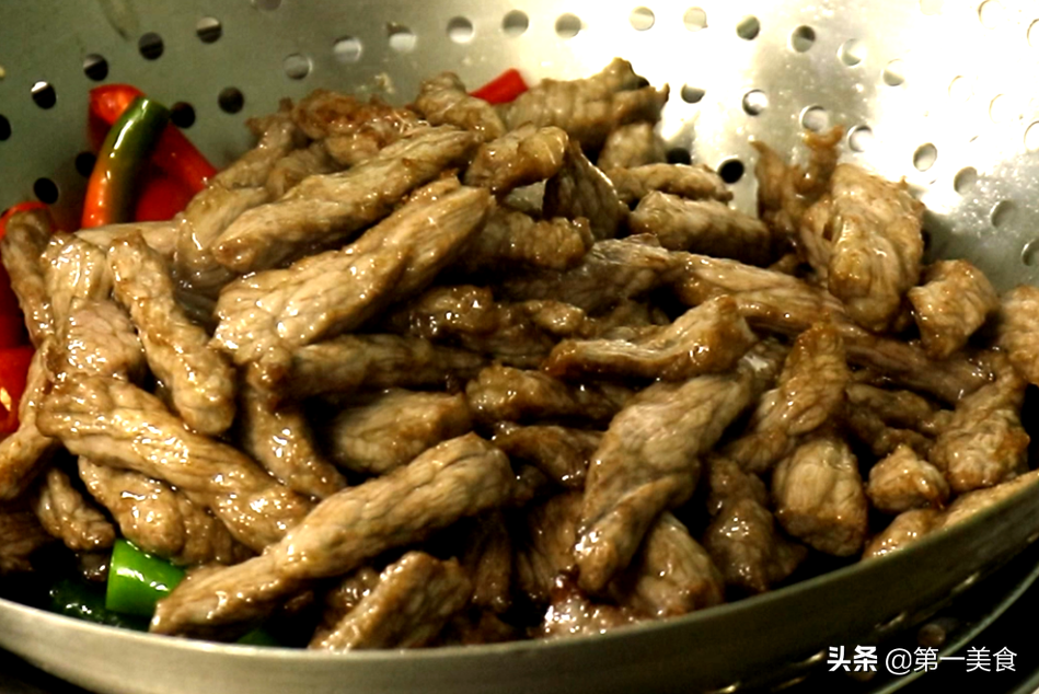 炒牛肉想嫩有竅門，腌肉時牢記這5放3攪，牛肉出鍋滑嫩似豆腐