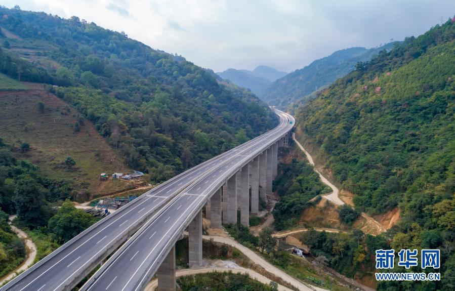 　　1月20日拍攝的思瀾高速南婆河特大橋（無人機(jī)照片）。　　當(dāng)日，云南省普洱市思茅區(qū)至瀾滄拉祜族自治縣高速公路建成通車。思瀾高速主線全長約125公里，通車后將思茅區(qū)至瀾滄縣行車時(shí)間由3.5小時(shí)縮短至1.5小時(shí)。思瀾高速公路建成后將輻射普洱市直過民族聚居最多的瀾滄、孟連、西盟三縣，惠及邊疆70多萬人民群眾，有效助力脫貧攻堅(jiān)成果鞏固?！　⌒氯A社記者 陳欣波 攝