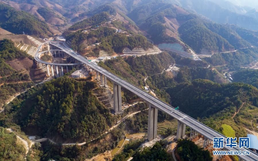 　　1月20日拍攝的思瀾高速控制性工程謙邁河特大橋（無人機(jī)照片）?！　‘?dāng)日，云南省普洱市思茅區(qū)至瀾滄拉祜族自治縣高速公路建成通車。思瀾高速主線全長約125公里，通車后將思茅區(qū)至瀾滄縣行車時(shí)間由3.5小時(shí)縮短至1.5小時(shí)。思瀾高速公路建成后將輻射普洱市直過民族聚居最多的瀾滄、孟連、西盟三縣，惠及邊疆70多萬人民群眾，有效助力脫貧攻堅(jiān)成果鞏固。　　新華社記者 陳欣波 攝
