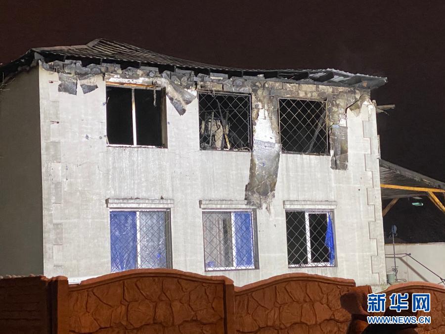 　　這是1月21日拍攝的烏克蘭東部哈爾科夫市發(fā)生火災(zāi)的養(yǎng)老院（手機(jī)照片）。　　哈爾科夫市這家養(yǎng)老院當(dāng)日下午發(fā)生火災(zāi)，造成至少15人死亡、5人受傷?！　⌒氯A社發(fā)（亞基緬科·馬克西姆·維塔利耶維奇 攝）