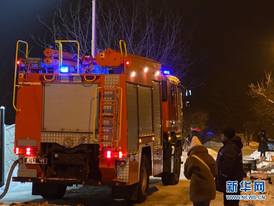 　　1月21日，一輛消防車(chē)?？吭跒蹩颂m東部哈爾科夫市發(fā)生火災(zāi)的養(yǎng)老院附近（手機(jī)照片）。　　哈爾科夫市這家養(yǎng)老院當(dāng)日下午發(fā)生火災(zāi)，造成至少15人死亡、5人受傷?！　⌒氯A社發(fā)（亞基緬科·馬克西姆·維塔利耶維奇 攝）