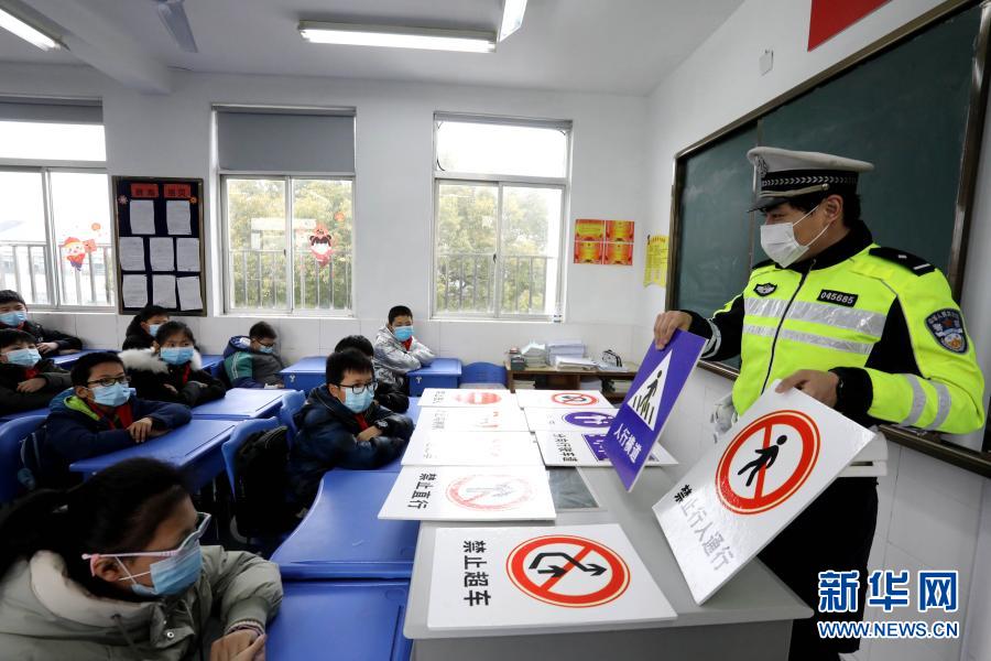 　　1月25日，交警在江蘇省蘇州市大儒中心小學(xué)為學(xué)生講解交通安全知識。　　寒假臨近，江蘇省蘇州市大儒中心小學(xué)舉行“小學(xué)生寒假安全”主題活動，請?zhí)K州市公安局姑蘇分局交警大隊平江中隊交警為學(xué)生普及道路交通安全常識，讓孩子們從小養(yǎng)成良好的交通出行習(xí)慣，確保學(xué)生安全度寒假?！　⌒氯A社發(fā)（杭興微 攝）