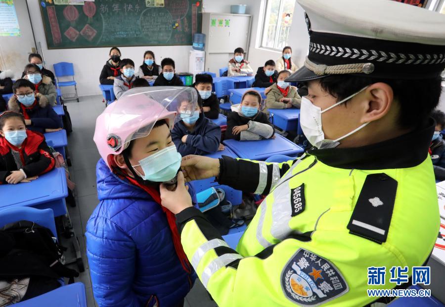 　　1月25日，交警在江蘇省蘇州市大儒中心小學(xué)為學(xué)生講解佩戴頭盔的正確方法。　　寒假臨近，江蘇省蘇州市大儒中心小學(xué)舉行“小學(xué)生寒假安全”主題活動，請?zhí)K州市公安局姑蘇分局交警大隊平江中隊交警為學(xué)生普及道路交通安全常識，讓孩子們從小養(yǎng)成良好的交通出行習(xí)慣，確保學(xué)生安全度寒假?！　⌒氯A社發(fā)（杭興微 攝）