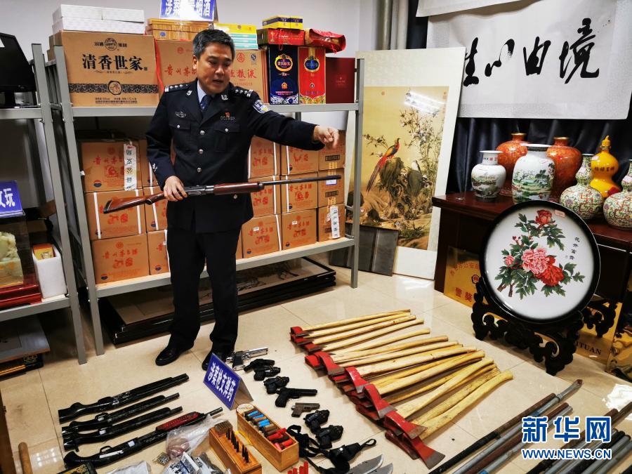 　　陜西省武功縣公安局局長李寧展示以蔡國強等人為首的黑社會性質組織案件中的一把涉案槍支（2020年11月5日攝）。新華社記者 姚友明 攝