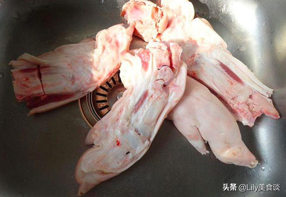 燉豬蹄時(shí)，牢記這“3個(gè)技巧”，豬蹄軟爛鮮香，冬天燉一鍋太饞人