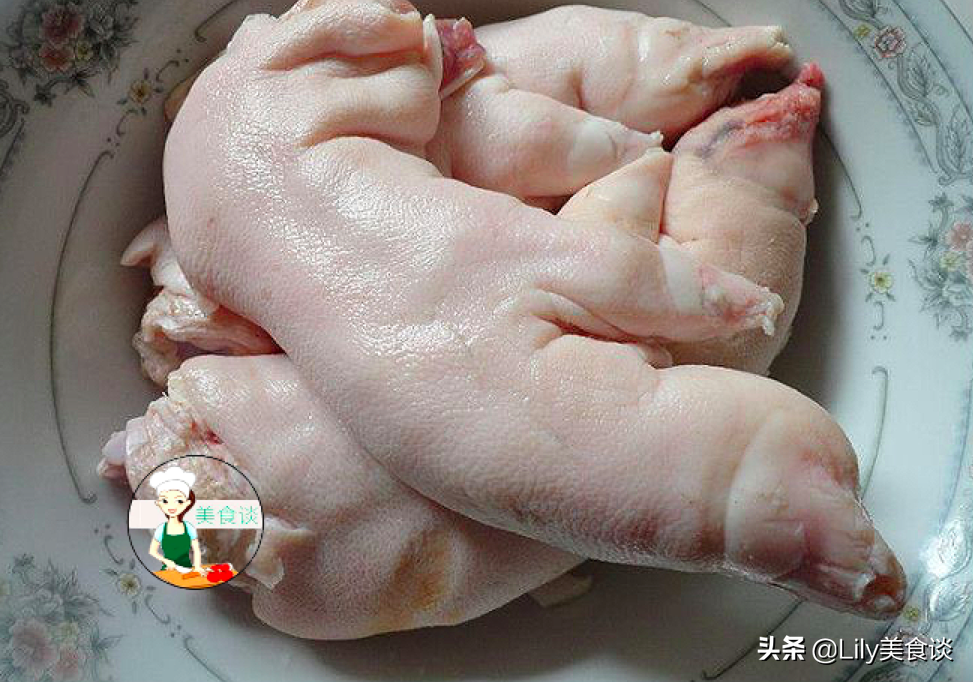 燉豬蹄時(shí)，牢記這“3個(gè)技巧”，豬蹄軟爛鮮香，冬天燉一鍋太饞人