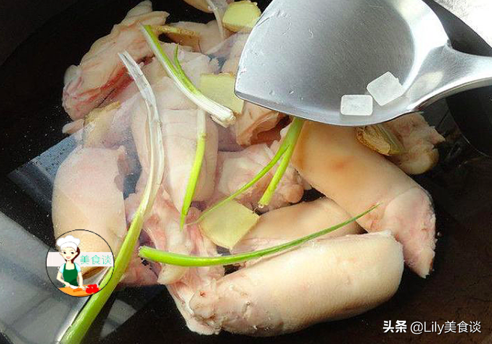 燉豬蹄時(shí)，牢記這“3個(gè)技巧”，豬蹄軟爛鮮香，冬天燉一鍋太饞人