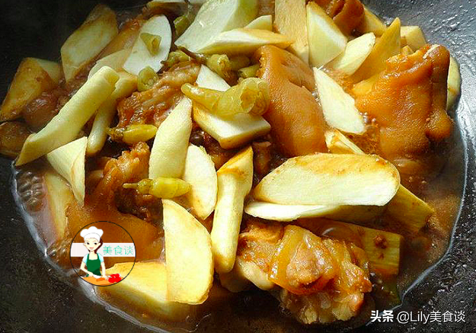 燉豬蹄時(shí)，牢記這“3個(gè)技巧”，豬蹄軟爛鮮香，冬天燉一鍋太饞人
