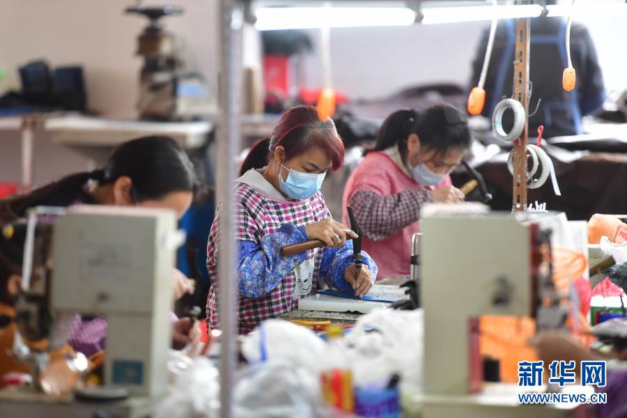 　　1月28日，在廣西欽州市浦北縣一家制鞋企業(yè)，工人在制作皮鞋。　　近年來，廣西欽州市浦北縣強(qiáng)化以工補(bǔ)農(nóng)、以城帶鄉(xiāng)，形成工農(nóng)互促、城鄉(xiāng)互補(bǔ)、協(xié)調(diào)發(fā)展的局面。當(dāng)?shù)匕l(fā)揮農(nóng)村富余勞動(dòng)力和產(chǎn)業(yè)工人的優(yōu)勢(shì)，吸引產(chǎn)業(yè)落地，推進(jìn)就業(yè)扶貧產(chǎn)業(yè)車間轉(zhuǎn)型升級(jí)，群眾就地就近就業(yè)，助力鄉(xiāng)村振興?！　⌒氯A社記者 黃孝邦 攝