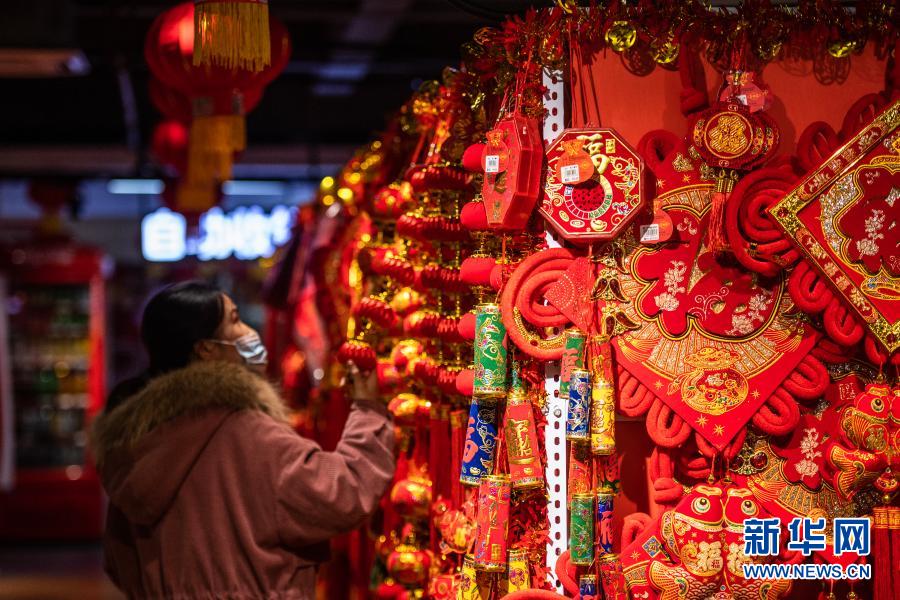 　　2月2日，市民在貴陽(yáng)一超市選購(gòu)新春年貨商品。新華社記者 陶亮 攝