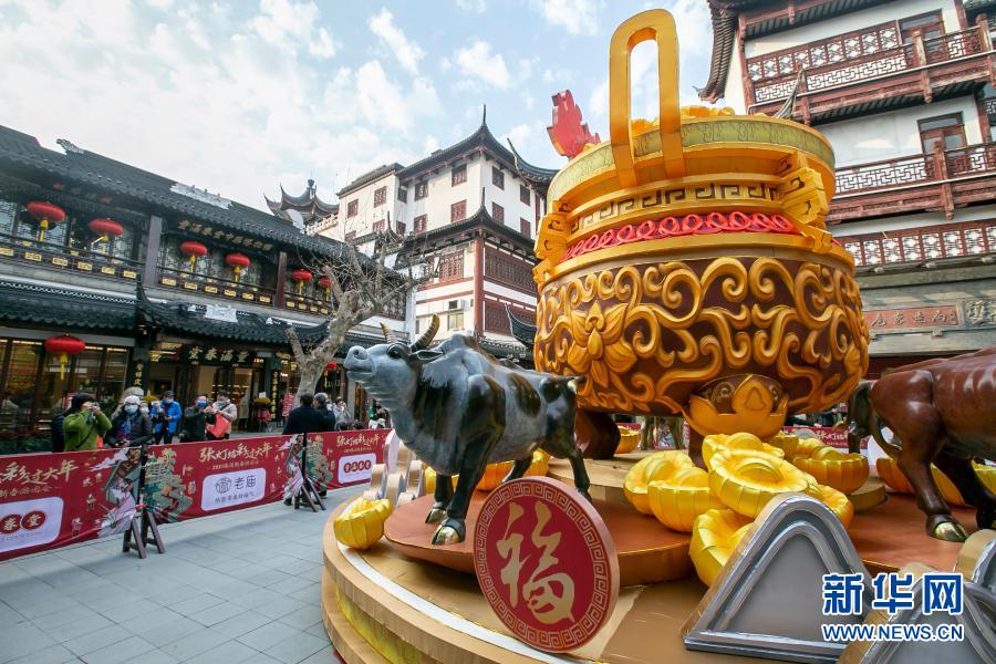 　　2月7日，市民在上海豫園觀賞牛年主題景觀?！　〈汗?jié)將至，上海市節(jié)日氛圍日漸濃厚。人們紛紛外出感受春意，采購(gòu)年貨，迎接新年。　　新華社記者 王翔 攝