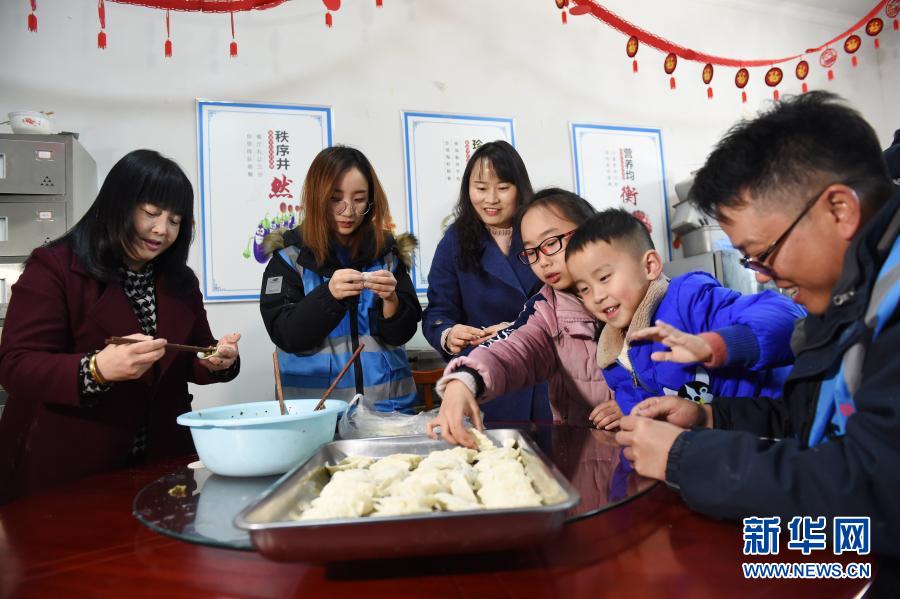 　　2月9日，在合肥市廣德路鋼橋梁工程項(xiàng)目駐地，員工和家屬一起包餃子。　　春節(jié)臨近，位于安徽省合肥市包河區(qū)的廣德路鋼橋梁工程項(xiàng)目工地，8名項(xiàng)目部管理人員和12名工人響應(yīng)“就地過年”號(hào)召，留守在工地上過年。大家一起掛燈籠、包餃子、開展趣味活動(dòng)，熱熱鬧鬧迎新春?！　⌒氯A社記者 周牧 攝