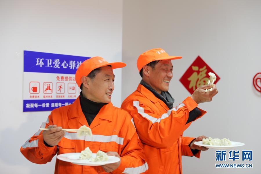 　　2月9日，環(huán)衛(wèi)工人在吃水餃?！　‘?dāng)日傍晚，安徽省合肥市包河區(qū)同安街道朱崗社區(qū)青年先鋒志愿服務(wù)隊來到環(huán)衛(wèi)愛心驛站，給環(huán)衛(wèi)工人端上熱騰騰的水餃，并送上新春祝福。據(jù)了解，春節(jié)期間，包河區(qū)城管局2000多名環(huán)衛(wèi)工人大多選擇就地過年、堅守崗位。　　新華社記者 曹力 攝