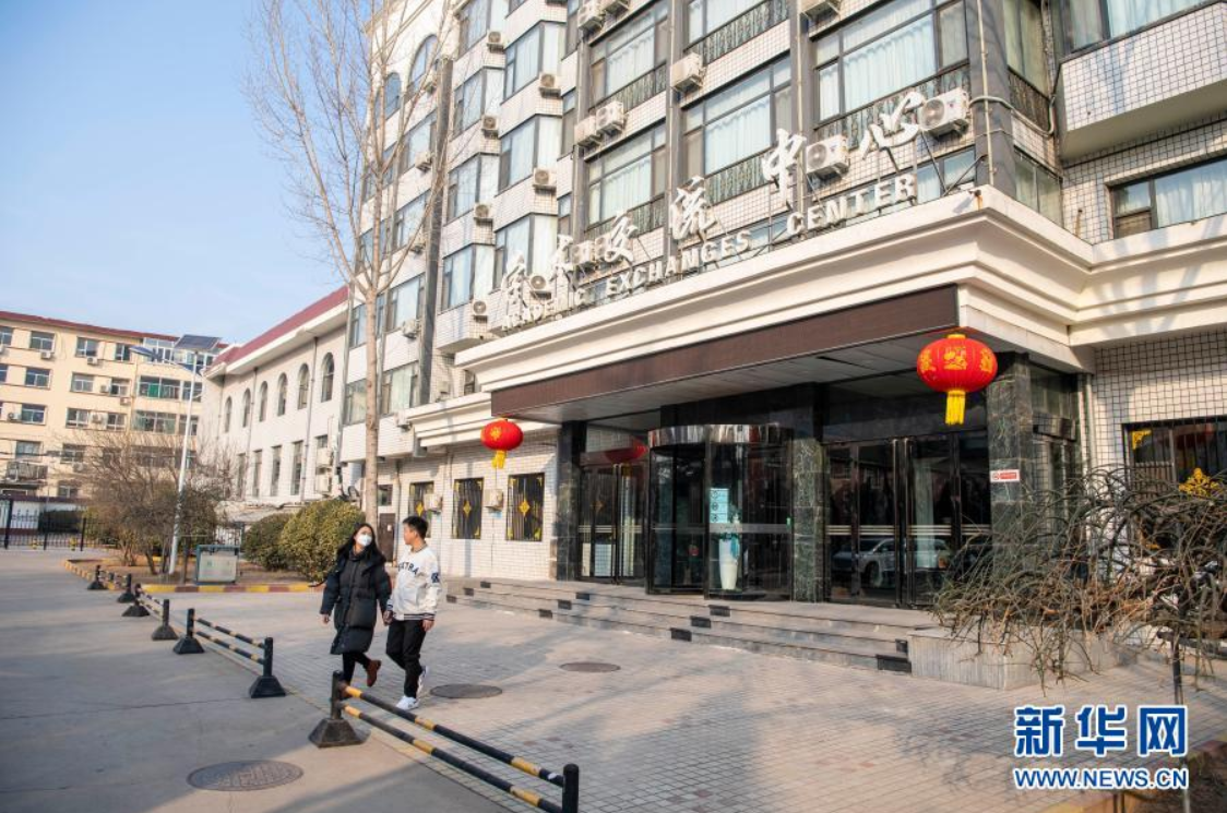 　　2月9日，杜宇鳳在山西大學(xué)校園里散步。新華社記者 楊晨光 攝