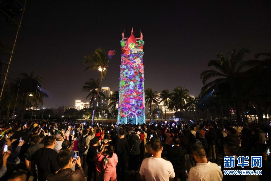 　　2月19日，市民在觀賞拍攝大型光影秀《光景·鐘樓》。　　當(dāng)晚，?？阽姌巧涎荽笮凸庥靶恪豆饩啊ょ姌恰?。該光影秀將海南當(dāng)?shù)乜诙鄠鞯拿窀栌霉庥昂托旅襟w技術(shù)在騎樓上展現(xiàn)，吸引大量市民駐足觀賞?！　⌒氯A社記者 張麗蕓 攝