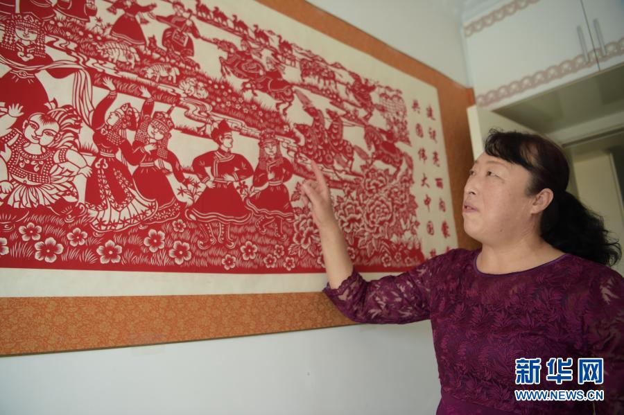 　　2月21日，在烏海市海南區(qū)新橋花園，李華在展示剪紙作品。新華社記者 李志鵬 攝