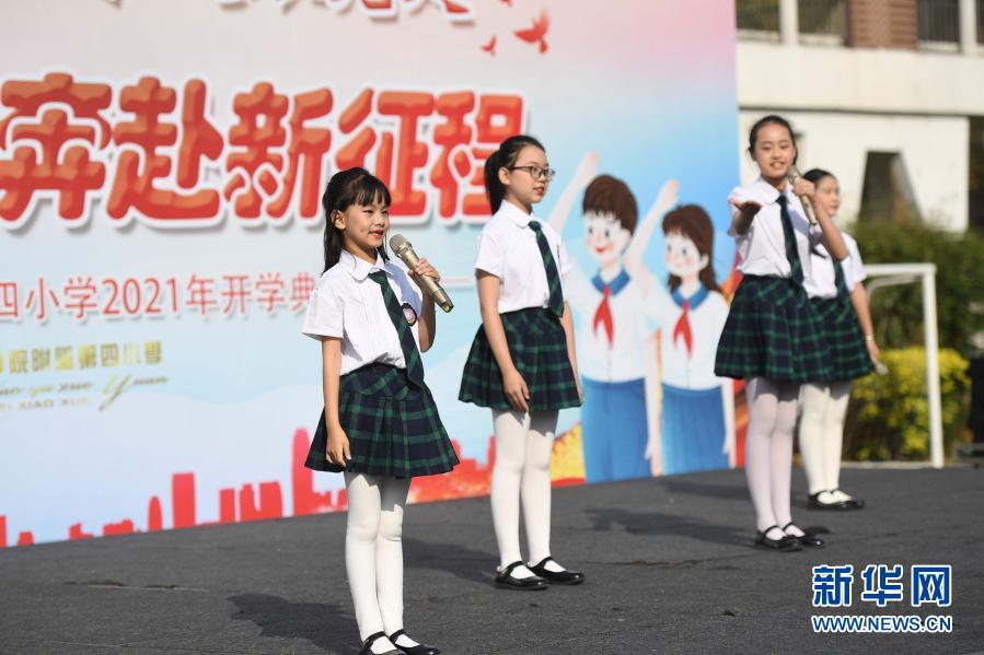 　　2月22日，福州教育學院附屬第四小學學生在春季開學典禮上表演節(jié)目。新華社記者 宋為偉 攝