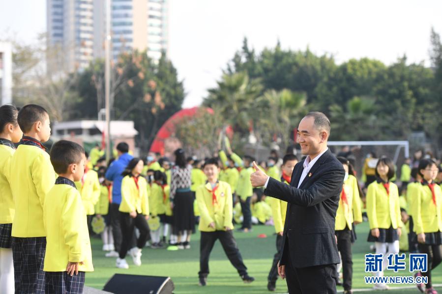 　　2月22日，在福州教育學院附屬第四小學春季開學典禮上，校長向臺上學生豎起大拇指。新華社記者 宋為偉 攝