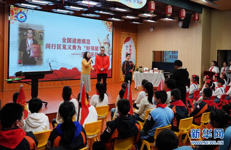 　　3月1日，王海濱（中）在活動(dòng)現(xiàn)場(chǎng)與學(xué)生互動(dòng)。　　當(dāng)日，上海閔行區(qū)航華第一小學(xué)舉辦“弘揚(yáng)雷鋒精神 感悟勞動(dòng)價(jià)值”主題活動(dòng)，邀請(qǐng)全國(guó)道德模范王海濱同學(xué)生分享從事志愿服務(wù)工作的心得，勉勵(lì)學(xué)生積極參與志愿活動(dòng)?！　⌒氯A社記者 方喆 攝