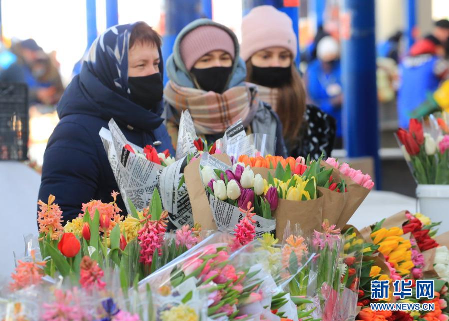 3月6日，一名女子在白俄羅斯首都明斯克展示剛剛選購的鮮花。當(dāng)日，明斯克不少市民前往市場購買各類鮮花，迎接即將到來的“三八”國際勞動婦女節(jié)?！⌒氯A社發(fā)（任科夫攝）