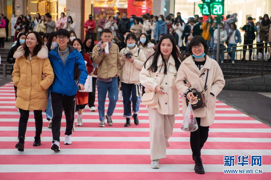 　　3月8日，在長沙市解放西路與黃興路交會處，市民走過斑馬線。　　當(dāng)日是三八婦女節(jié)，印著“心形”圖案的粉色斑馬線亮相湖南省長沙市解放西路與黃興路交會處，增添了節(jié)日氣氛，吸引不少人拍照打卡。　　新華社記者 陳思汗 攝
