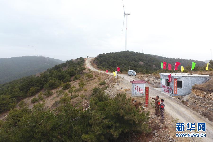 　　3月17日，秦安松（左）和同事劉偉林在山上巡查（無人機(jī)照片）?！　∥挥谏轿魇￠L(zhǎng)治市平順縣的打虎嶺林場(chǎng)平均海拔超過1700米，是平順縣面積最大的一片林場(chǎng)。今年72歲的秦安松已經(jīng)在這里工作了51個(gè)年頭?！　偟酱蚧X做護(hù)林員的時(shí)候，秦安松只有21歲。51年來，秦安松走遍了打虎嶺林場(chǎng)的每一個(gè)角落，從一名護(hù)林員逐漸成長(zhǎng)為林場(chǎng)場(chǎng)長(zhǎng)?！　〗?，秦安松十分忙碌。每天，秦安松要帶領(lǐng)護(hù)林員巡山護(hù)林、監(jiān)控森林火險(xiǎn)，連續(xù)作業(yè)近10個(gè)小時(shí)，忙的時(shí)候連口水都顧不上喝?！　∽o(hù)林工作雖然辛苦，但看到一棵棵樹苗茁壯成長(zhǎng)，林場(chǎng)面積不斷擴(kuò)大，秦安松倍感欣慰?！拔业拿纸邪菜桑刈o(hù)林場(chǎng)就是我的使命。”秦安松說?！　⌒氯A社記者 楊晨光 攝