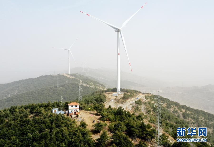 　　這是3月16日拍攝的打虎嶺林場(chǎng)一角（無人機(jī)照片）?！　∥挥谏轿魇￠L(zhǎng)治市平順縣的打虎嶺林場(chǎng)平均海拔超過1700米，是平順縣面積最大的一片林場(chǎng)。今年72歲的秦安松已經(jīng)在這里工作了51個(gè)年頭?！　偟酱蚧X做護(hù)林員的時(shí)候，秦安松只有21歲。51年來，秦安松走遍了打虎嶺林場(chǎng)的每一個(gè)角落，從一名護(hù)林員逐漸成長(zhǎng)為林場(chǎng)場(chǎng)長(zhǎng)。　　近期，秦安松十分忙碌。每天，秦安松要帶領(lǐng)護(hù)林員巡山護(hù)林、監(jiān)控森林火險(xiǎn)，連續(xù)作業(yè)近10個(gè)小時(shí)，忙的時(shí)候連口水都顧不上喝?！　∽o(hù)林工作雖然辛苦，但看到一棵棵樹苗茁壯成長(zhǎng)，林場(chǎng)面積不斷擴(kuò)大，秦安松倍感欣慰?！拔业拿纸邪菜?，守護(hù)林場(chǎng)就是我的使命?！鼻匕菜烧f?！　⌒氯A社記者 楊晨光 攝