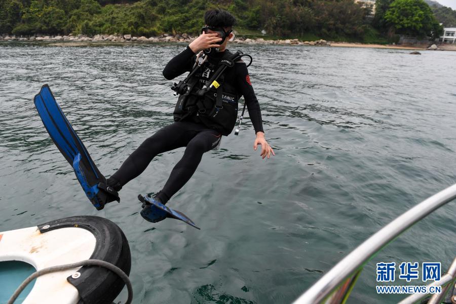 　　3月21日，志愿者在深圳大鵬金沙灣海域下海?！　‘斕焓鞘澜缟秩?，來自深圳的志愿者在深圳大鵬金沙灣海域舉行“珊瑚扶植”活動。來自各行各業(yè)的10名志愿者下海清理垃圾，收集珊瑚殘肢并固定在特定區(qū)域的苗圃上。未來，這些珊瑚穩(wěn)定成長并恢復生機后，將會被放回海底的礁石上，此次活動旨在呼吁更多人關(guān)注“海底森林”——珊瑚礁，加強公眾對海洋生態(tài)的保護意識。　　新華社記者 毛思倩 攝