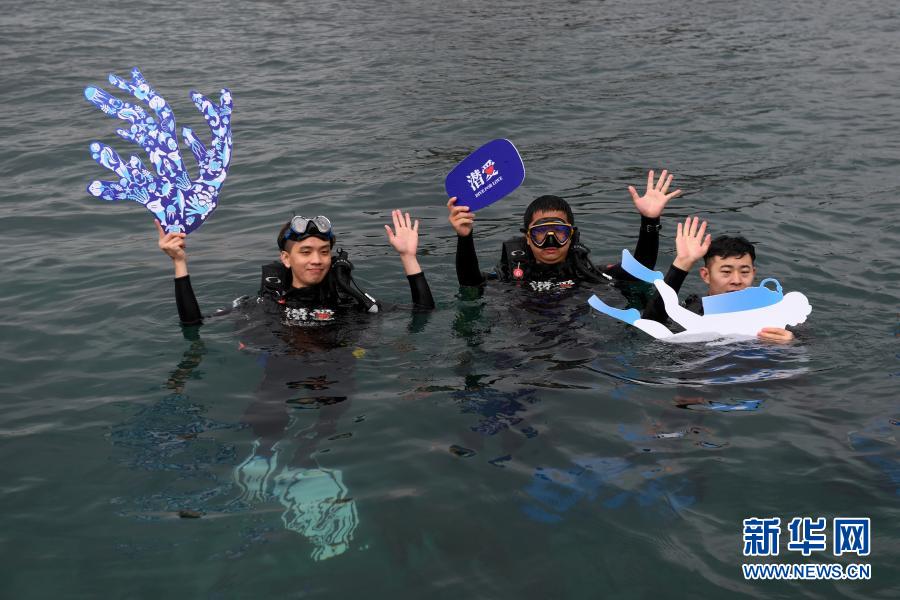 　　3月21日，志愿者在深圳大鵬金沙灣海域準備潛水扶植珊瑚?！　‘斕焓鞘澜缟秩眨瑏碜陨钲诘闹驹刚咴谏钲诖簌i金沙灣海域舉行“珊瑚扶植”活動。來自各行各業(yè)的10名志愿者下海清理垃圾，收集珊瑚殘肢并固定在特定區(qū)域的苗圃上。未來，這些珊瑚穩(wěn)定成長并恢復生機后，將會被放回海底的礁石上，此次活動旨在呼吁更多人關(guān)注“海底森林”——珊瑚礁，加強公眾對海洋生態(tài)的保護意識?！　⌒氯A社記者 毛思倩 攝
