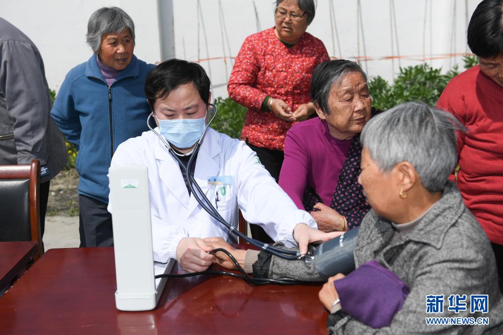 　　3月25日，環(huán)渚龍泉街道社區(qū)衛(wèi)生服務(wù)中心的醫(yī)生為老人量血壓?！　≌憬輩桥d區(qū)環(huán)渚街道定期向金鎖村老年過渡房里的老人們送上健康服務(wù)，通過健康診斷、健身操、穴位按摩、資料宣傳等形式，對老人進行健康監(jiān)測、傳遞健康理念?！　⌒氯A社記者翁忻旸攝