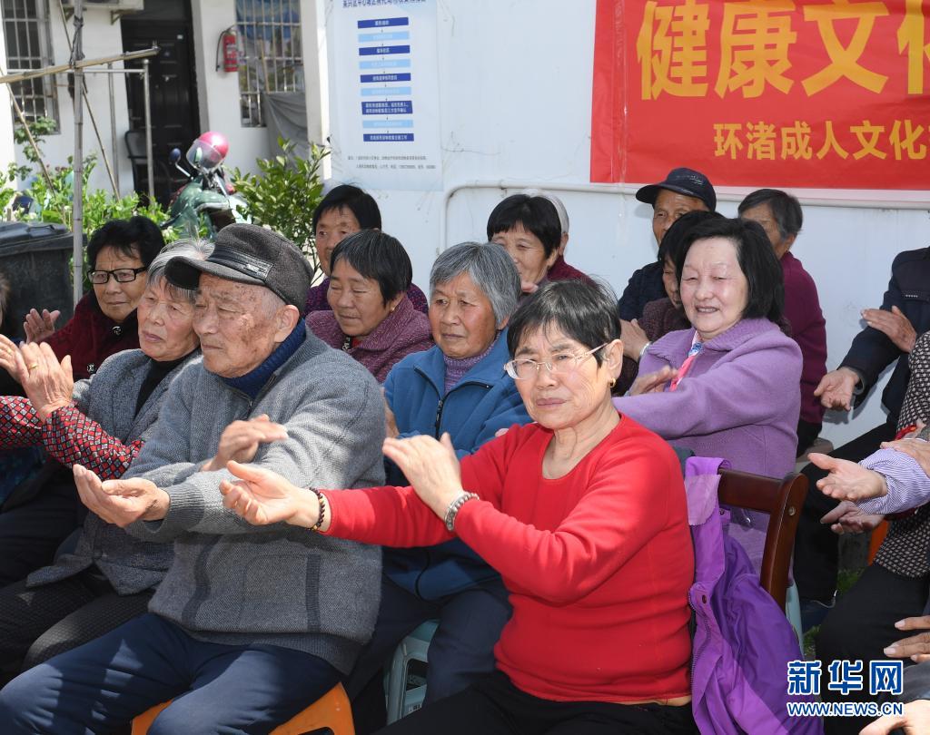 　　3月25日，老年過渡房里的老人們學(xué)做保健操?！　≌憬輩桥d區(qū)環(huán)渚街道定期向金鎖村老年過渡房里的老人們送上健康服務(wù)，通過健康診斷、健身操、穴位按摩、資料宣傳等形式，對老人進行健康監(jiān)測、傳遞健康理念?！　⌒氯A社記者翁忻旸攝